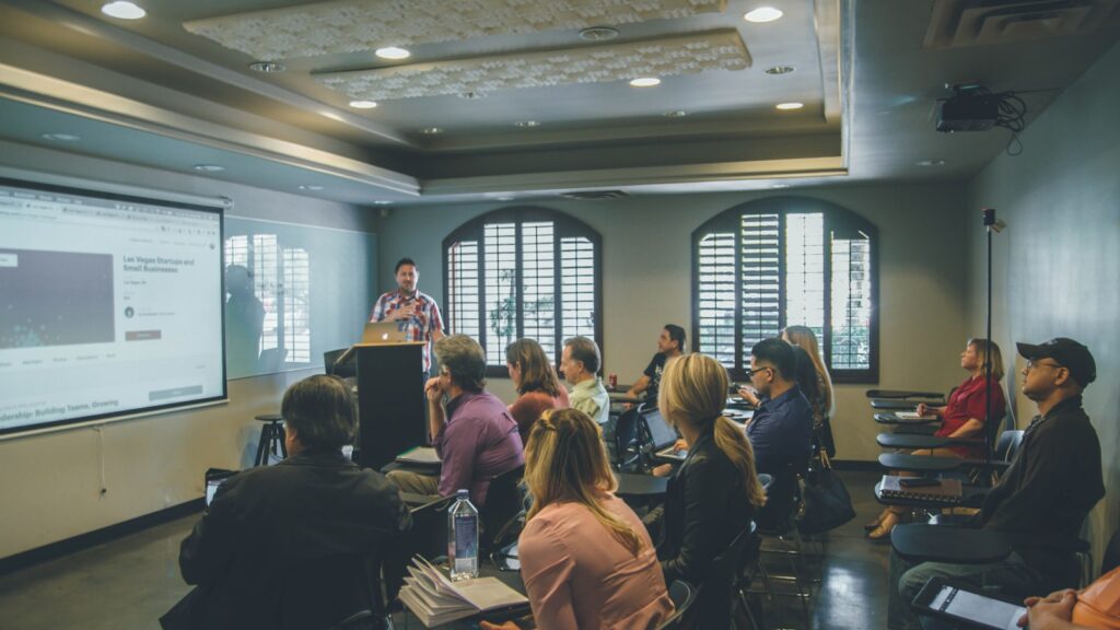 Estudantes numa sala universitária